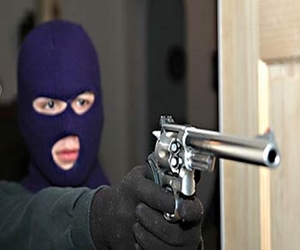   مصر اليوم - إصابة صرّاف أثناء سطو مسلح على شركة في الأقصر