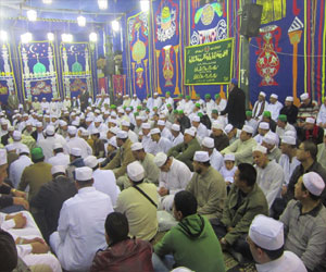   مصر اليوم - السلفيون يجبرون الصوفية على إلغاء الاحتفال بذكرى السيدة عائشة