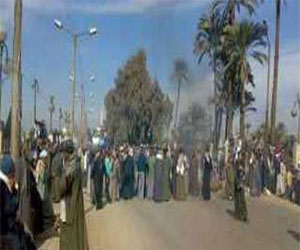   مصر اليوم - العشرات يقطعون طريق المحطة في الأقصر احتجاجًا على  الانفلات الأمني