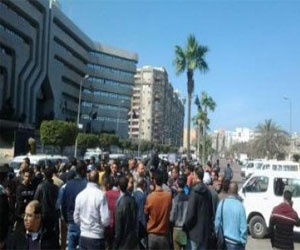   مصر اليوم - نشطاء يتظاهرون أمام نيابة الإسكندرية للتضامن مع زملائهم