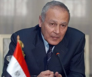   مصر اليوم - شاب يرفع حذاءه في وجه وزير الخارجية الأسبق أحمد أبو الغيط