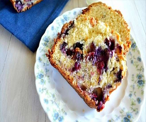   مصر اليوم - خبز التوت والشوكولاتة البيضاء