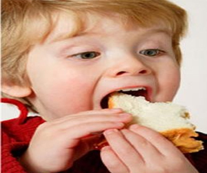   مصر اليوم - تناول الأطفال الطعام بأصابعهم يحد من بدانتهم