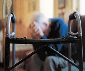   مصر اليوم - موظفو دور الرعاية يعاملون كبار السن مثل السجناء