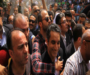 مصر اليوم - النائب العام يقضي بإخلاء سبيل باسم يوسف بكفالة 15 ألف جنيه