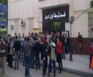   مصر اليوم - أمناء شرطة قسم الرمل يحتجون على الإفراج عن نشطاء حاولوا اقتحامه