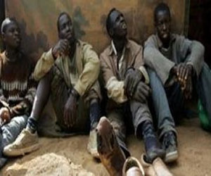 مصر اليوم - ضبط 10 مهاجرين إريتريين داخل زورق في قناة السويس متجهين إلى إسرائيل