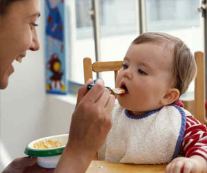 مصر اليوم - احرصي على 3 وسائل لتغذية طفلك