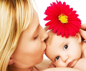 مصر اليوم - قبلة الأم تقوي مناعة أطفالها