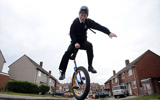   مصر اليوم - طالب بريطاني يُثير الدهشة بدراجته