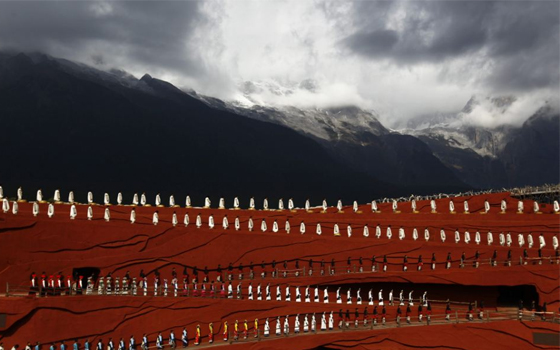   مصر اليوم - مهرجان الغناء والرقص في جبل يولونغ الثلجي