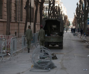   مصر اليوم - إزالة الأسلاك الشائكة في محيط سفارة فرنسا في تونس