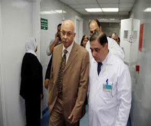   مصر اليوم - وزير الصحة في زيارة للمصابين بالتسمم الغذائي في جامعة الازهر