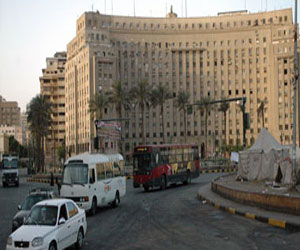   مصر اليوم - عمال النظافة يرفعون المخلفات وانتظام الحركة المرورية في التحرير