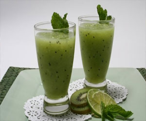   مصر اليوم - عصير الكيوي بالزبادي والعسل