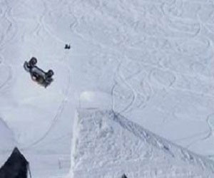   مصر اليوم - مغامر فرنسي يقوم بقفزة دائرية كاملة بسيارة