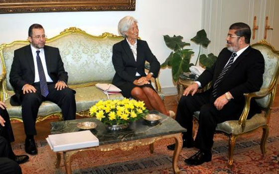 مصر اليوم - بلاغ ضد الرئيس مرسي يتهمه بقلب نظام الدولة الاقتصادي والاجتماعي