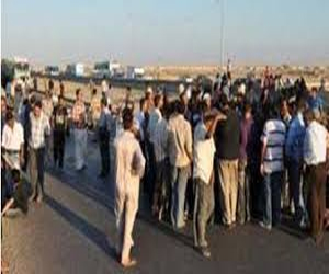   مصر اليوم - عشرات من المصريين يقطعون طريقاً عاماً احتجاجاً على اختفاء فتاة