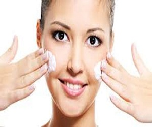   مصر اليوم - بعض أنواع الكريمات الواقية من الشمس تسبب أضرارا بالبشرة