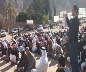   مصر اليوم - البدو يقطعون طريق مصر إسماعيلية الصحراوى احتجاجًا على مقتل عجوز