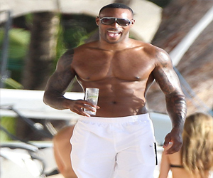   مصر اليوم - تايسون بيكفورد يتباهى بعضلاته على شاطئ باربادوس