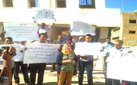   مصر اليوم - العاملون في القناة الوطنية الليبية يُصعّدون احتجاجاتهم ويتظاهرون أمام مقر الحكومة