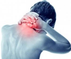   مصر اليوم - الجلوس طويلاً أمام الكمبيوتر يجهد عضلة العنق