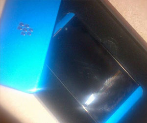 مصر اليوم - ظهور اللون الأزرق للهاتف المحمول BlackBerry Z10