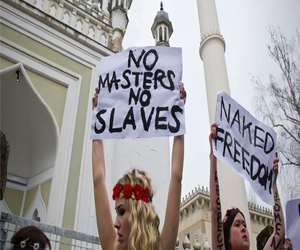   مصر اليوم - متظاهرات عاريات الصدر في مدن أوروبية تضامنًا مع أمينة التونسية