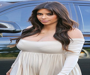 مصر اليوم - كيم كارداشيان ترتدي ثوبًا ضيقًا لشقيقتها أظهر منحنياتها