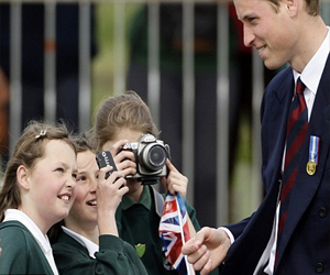   مصر اليوم - طفلة تعرض عن الأمير ويليام خلال محاولته تقبيلها