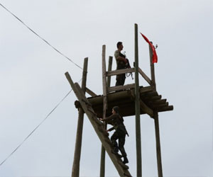   مصر اليوم - استلام أحد حراس القرى الأتراك المختطفين من قبل بي كا كا