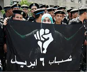   مصر اليوم - طرد شباب 6 أبريل لقناة الجزيرة من ميدان الثورة في المنصورة