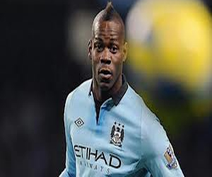 مصر اليوم - غرامة على بالوتيلي بسبب التدخين