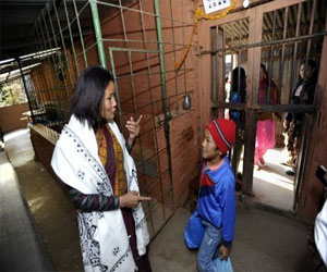   مصر اليوم - إمرأة في نيبال تنقذ الأطفال من حياة وراء القضبان