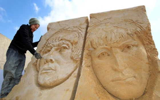   مصر اليوم - معرض لمنحوتات أشهر الموسيقيين العالميين من الرمال في برايتون