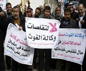   مصر اليوم - عشرات اللاجئين الفلسطينيين يعتصمون أمام مقر الأونروا في غزة