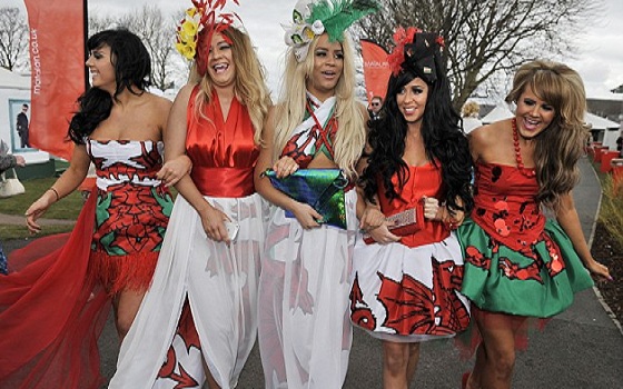   مصر اليوم - فتيات The Valleys في فساتين من العلم الوطني