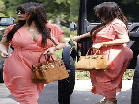 مصر اليوم - كيم كاردشيان تحاول تصحيح اختيار ثياب الحمل