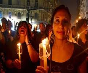   مصر اليوم - وقفة بالشموع أمام كنيسة العذراء في الأقصر