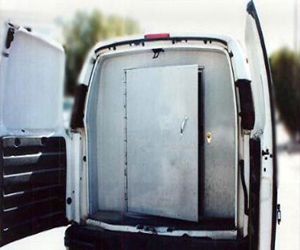   مصر اليوم - العثور على جثتى زوجين داخل منزلهما في البحيرة