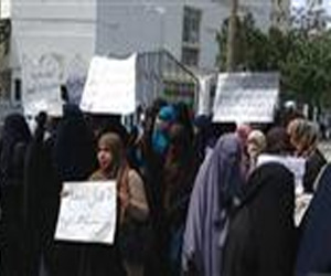   مصر اليوم - طالبات منتقبات يحتججن ضدّ وزير التعليم العالي التونسي