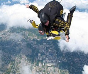 مصر اليوم - تسعينية تقفز بالمظلة احتفالاً بعيد ميلادها