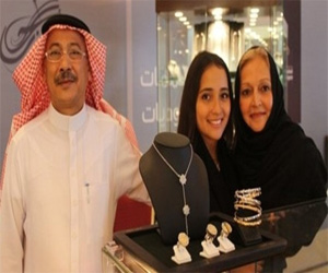   مصر اليوم - مصممة شابة تلفت الأنظار في صالون المجوهرات الدولي في الرياض
