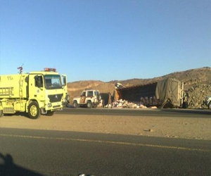   مصر اليوم - انقلاب شاحنة محملة بالدقيق يعطل الزقازيق الإسماعيلية الصحراوي