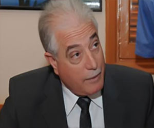   مصر اليوم - محافظ جنوب سيناء يتفقد عمل السيارة الجديدة لاكتشاف المتفجرات و إبطالها