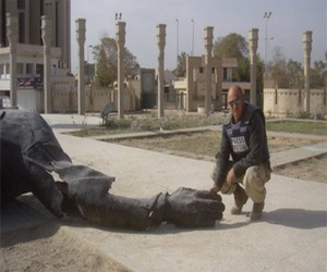   مصر اليوم - جندي بريطاني يريد بيع قطعة من تمثال صدام حسين