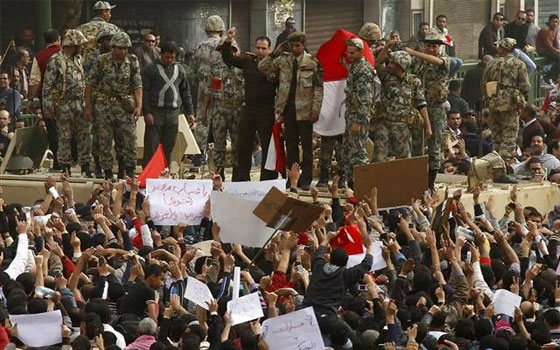 مصر اليوم - مصدر عسكري ينفي لـمصر اليومتورط الجيش المصري في قتل المتظاهرين