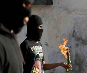   مصر اليوم - ملثمون يلقون زجاجات المولوتوف على محلات تجارية وسط قنا