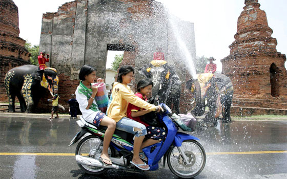 مصر اليوم - لندن تحتفل بمهرجان سونغكران في سانت مارتنس كورت يارد